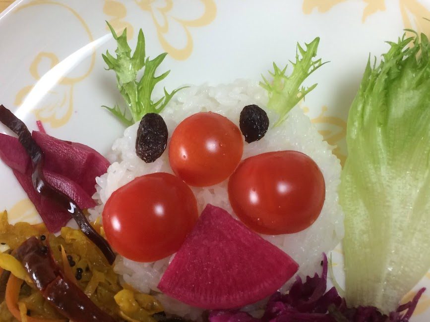 アンパンマン顔に盛り付けたライスとミニトマトのキャラ弁風プレート