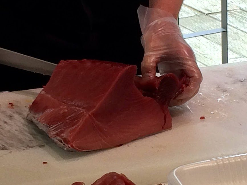 対馬産本マグロをまな板でさばく職人の手元