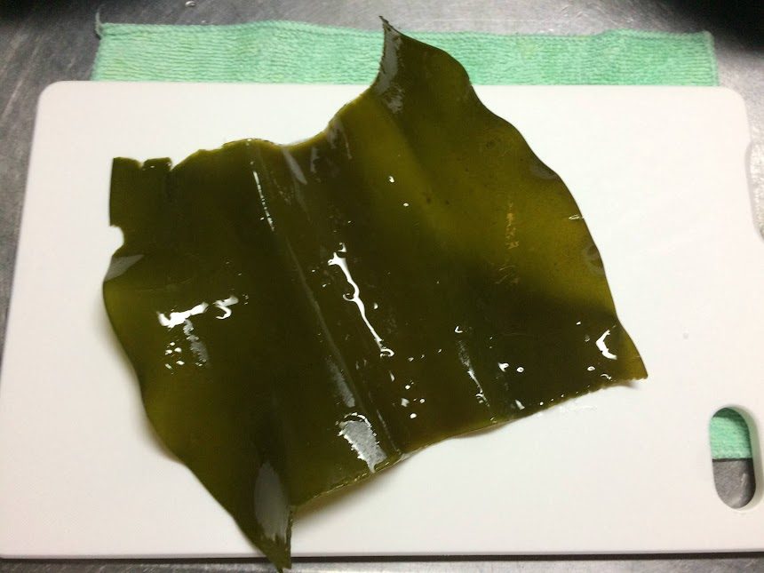 まな板に広げた函館産の肉厚な生昆布