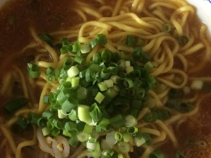 ネギたっぷり乗せたズバーン味噌ラーメンの麺アップ