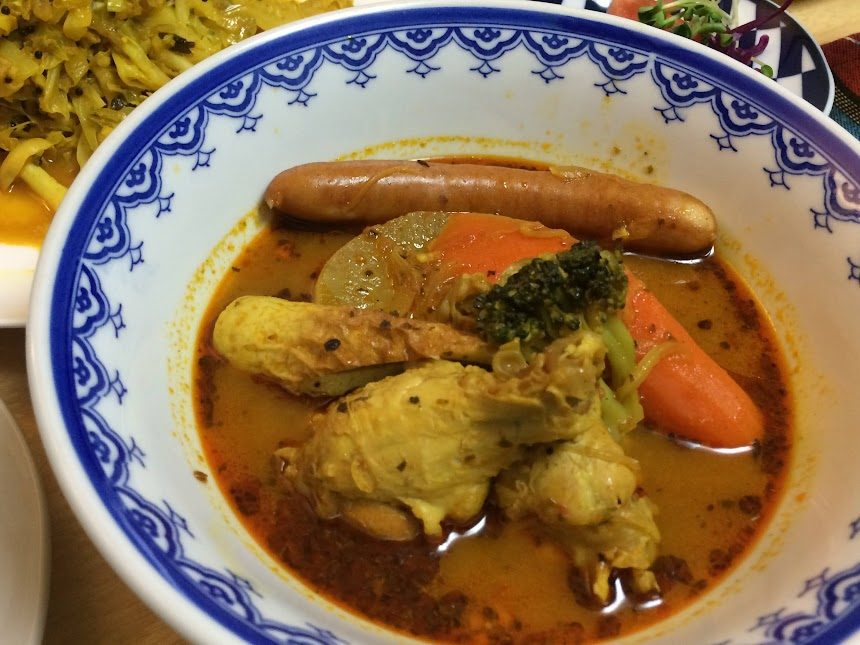チキンとソーセージ入り自家製スープカレー