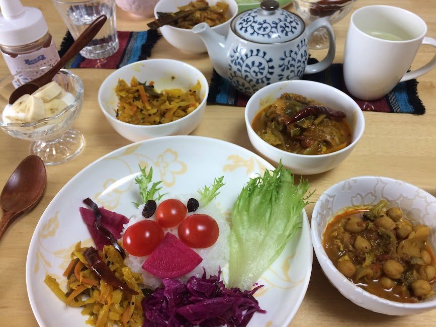 スパイス料理とご飯が並ぶインド風ワンプレートランチ