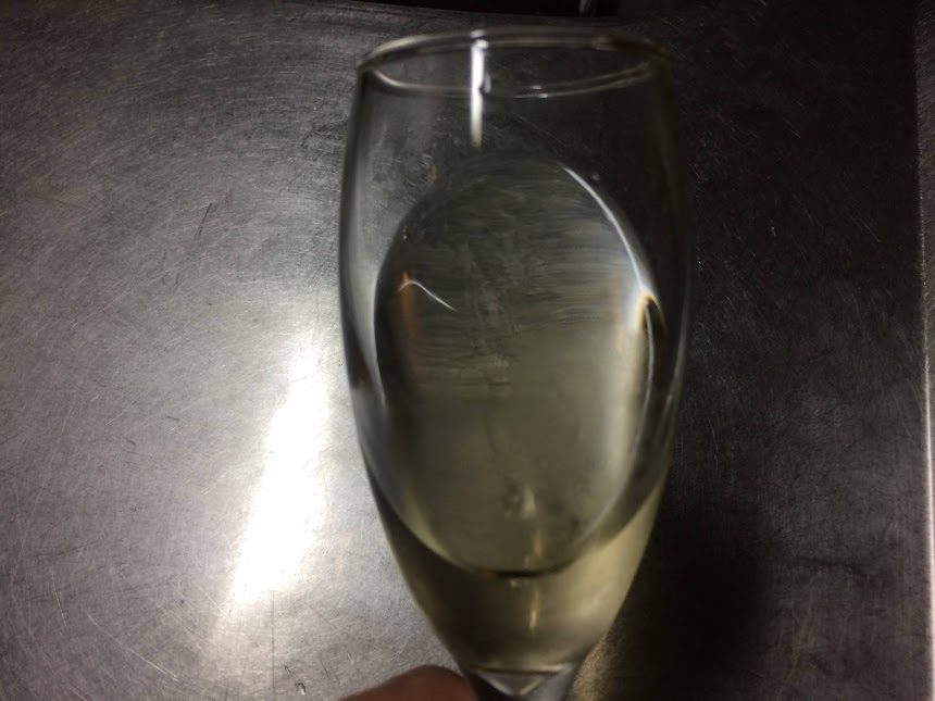 糖質30%オフワインをフルートグラスに注いだ様子