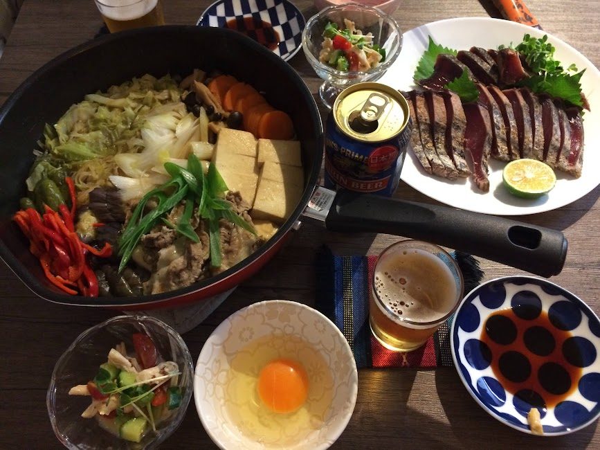 すき焼きと生カツオのたたきにビールを添えた自炊の食卓