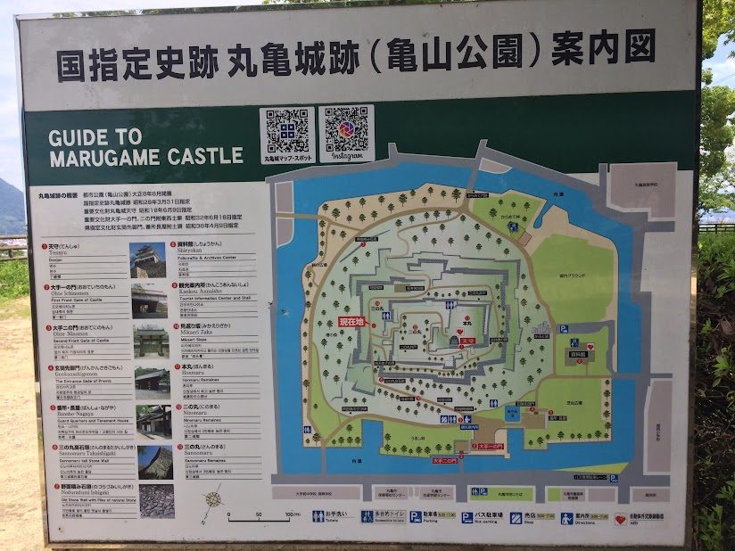 丸亀城跡(亀山公園)の日英案内図