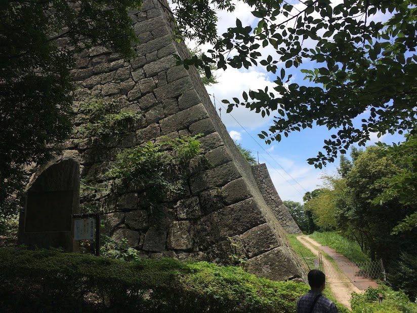 丸亀城の巨大な石垣を見上げる迫力ある構図