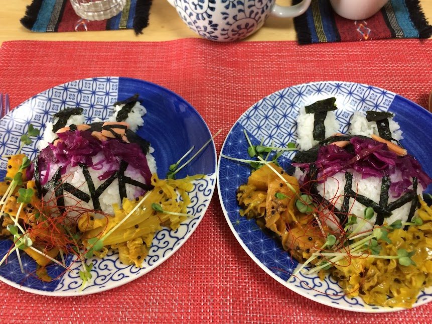 海苔でバイキンマンを描いたおにぎりスープカレー2皿