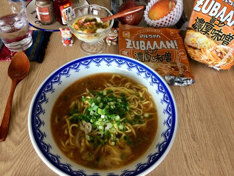 マルちゃんズバーン濃厚味噌ラーメンを青ネギでトッピングした一杯