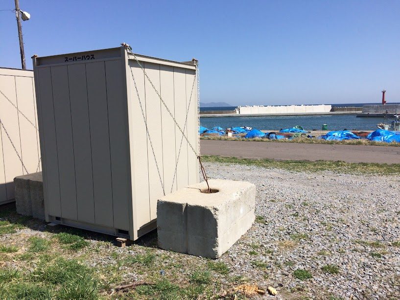函館港沿いにチェーンで固定されたスーパーハウス