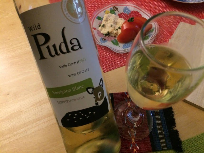 チリ産白ワイン「Wild Puda」ソーヴィニヨン・ブランとグラス