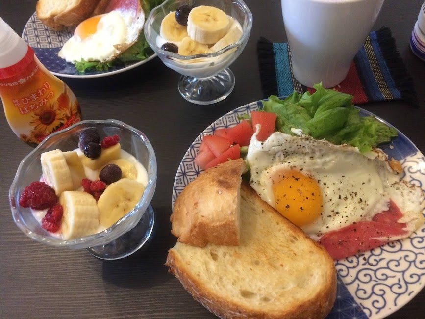 目玉焼きとボロニアソーセージのモーニングプレートとフルーツヨーグルト
