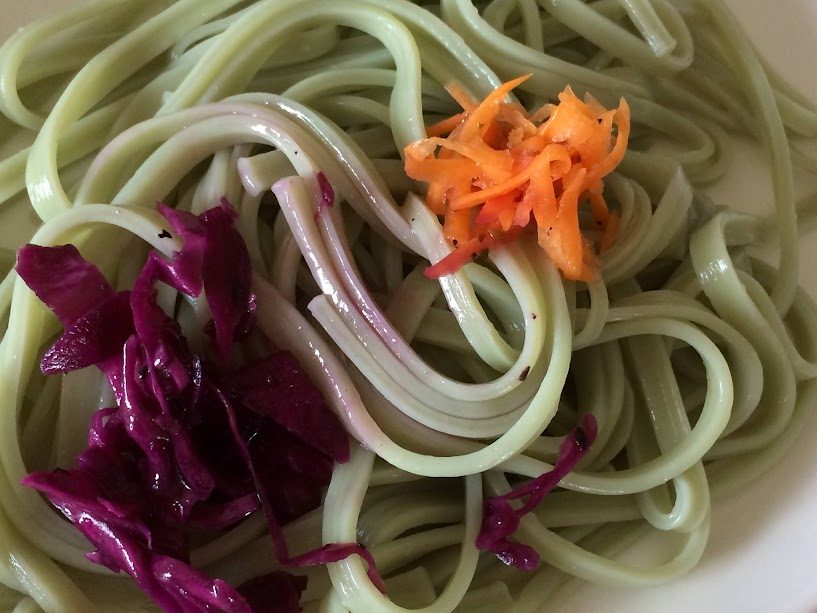 ゴーヤ麺に紫キャベツとにんじんのトッピング