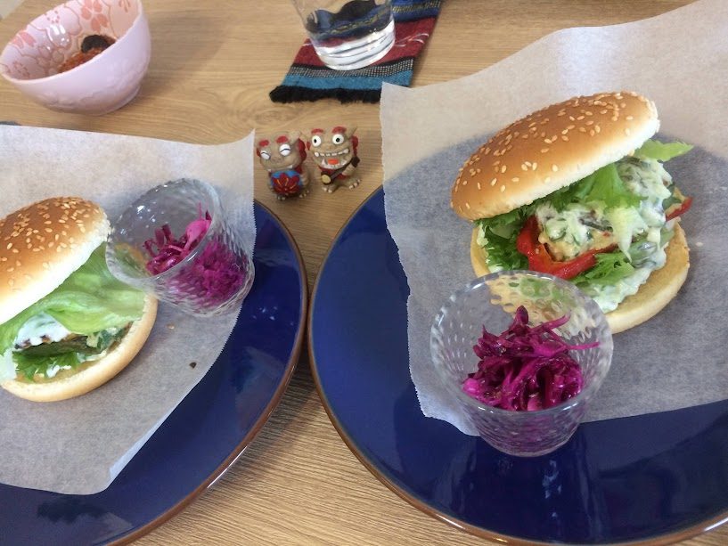 沖縄手作りピーマン肉詰めハンバーガー2種と紫キャベツの小鉢