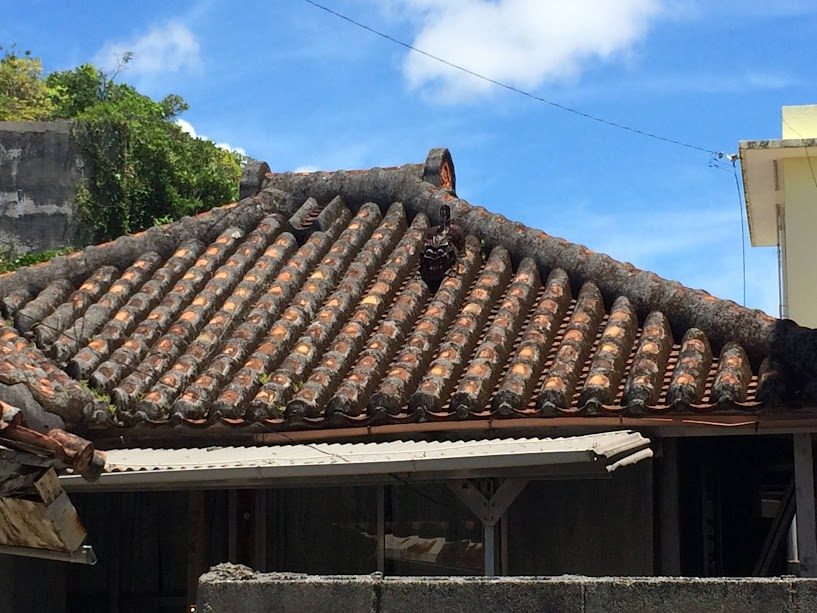 沖縄の赤瓦屋根に鎮座するシーサー（家獅子）