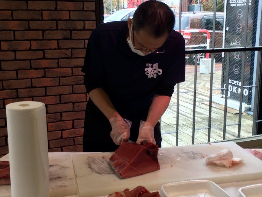 職人が生本マグロをさばく解体ショーの様子