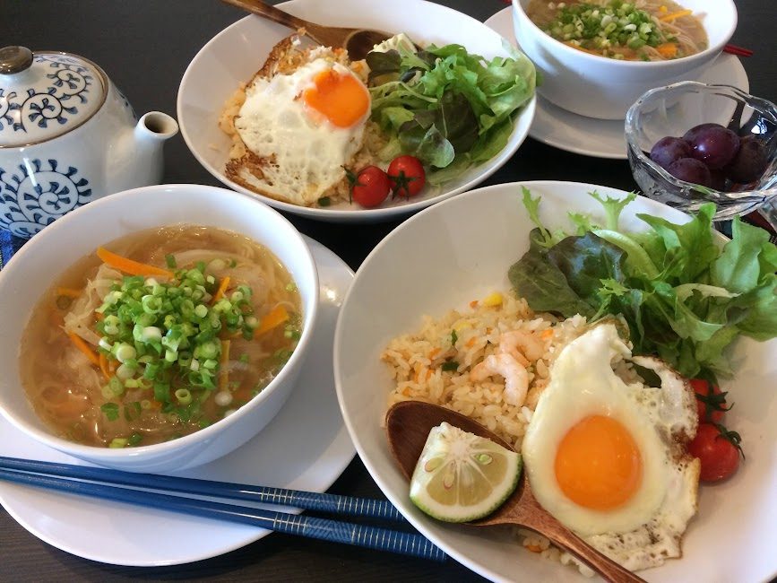 海老と目玉焼きのチャーハンとスープの定食セット