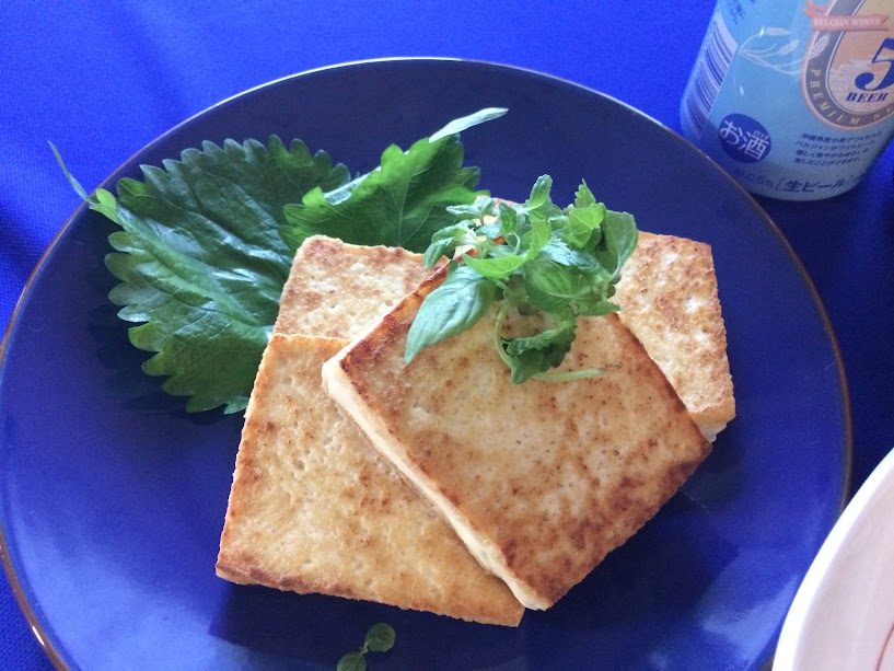 島豆腐のカリふわステーキとハーブ添え