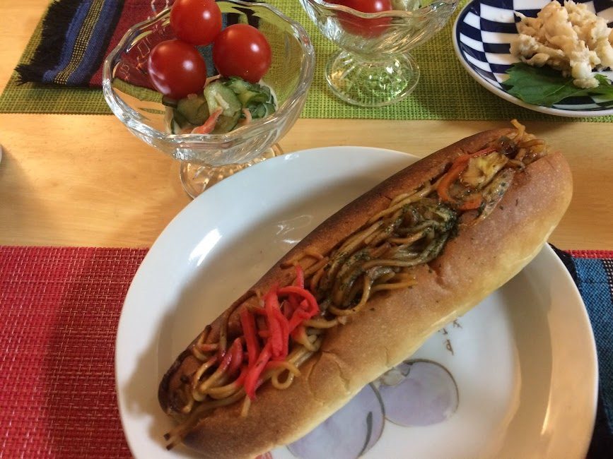 ハセガワストアのやきそばドッグと紅生姜のアップ