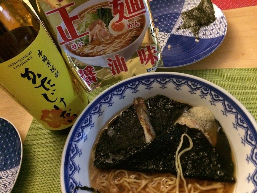 海苔とこまいをのせた醤油ラーメンとさつま無双