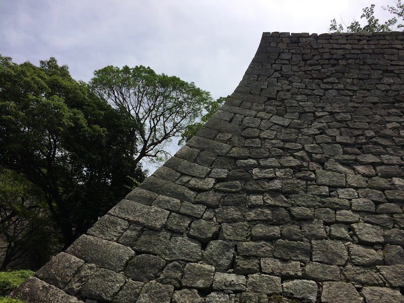 丸亀城の切り込みハギ石垣を見上げた迫力ある眺め