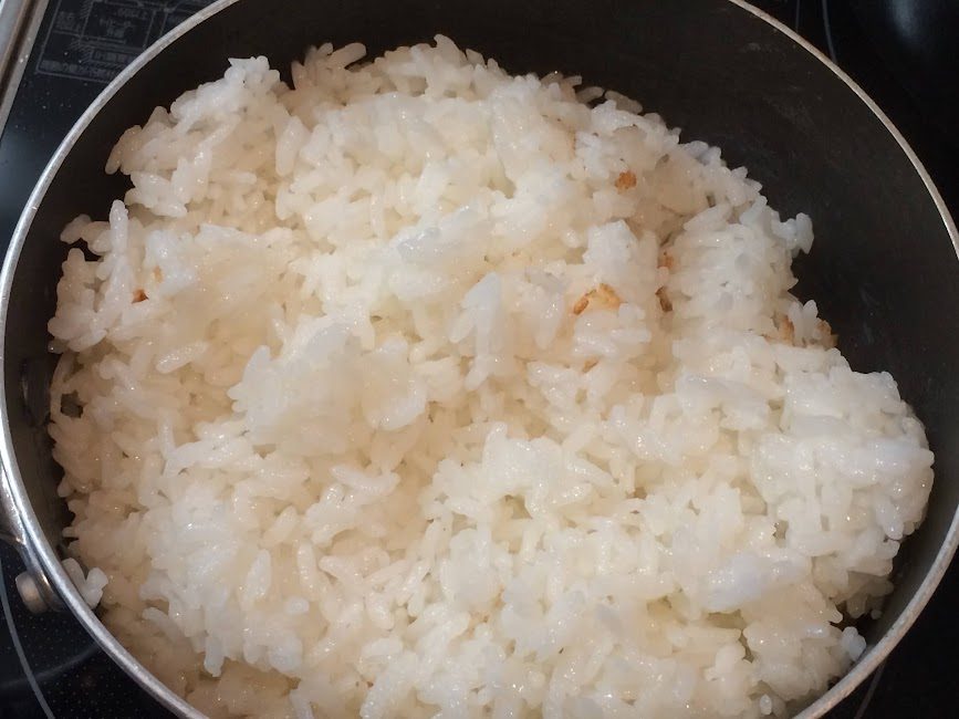 鍋で炊いた炊きたてご飯のつやつやした白米