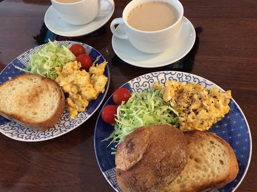 高松カフェの朝食プレート・スクランブルエッグとトーストとコーヒー2人分