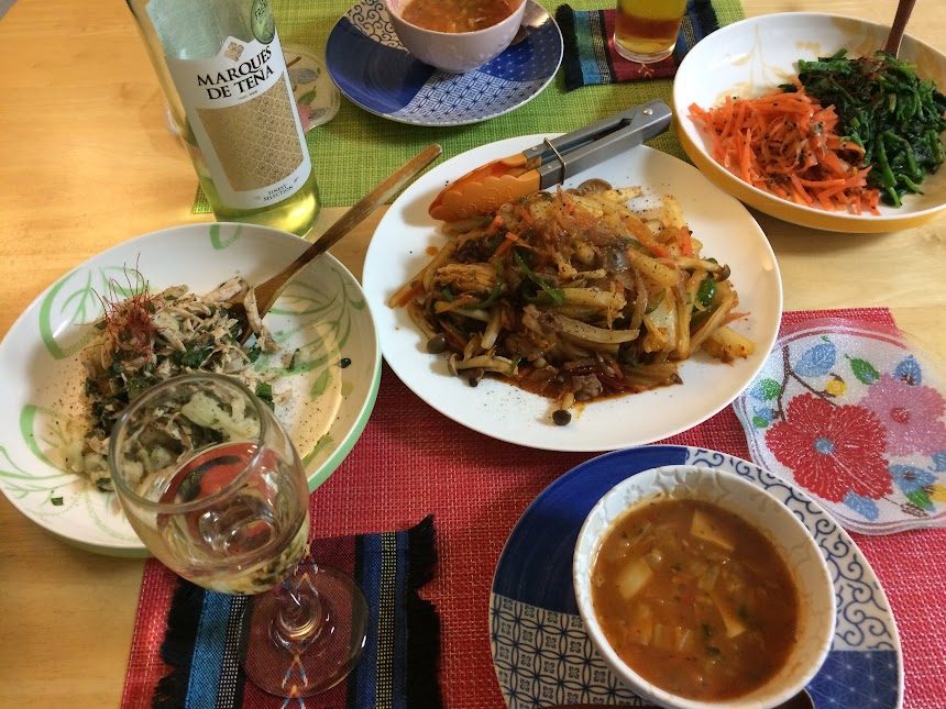 糖質30%オフワインと数種の副菜が並ぶ食卓