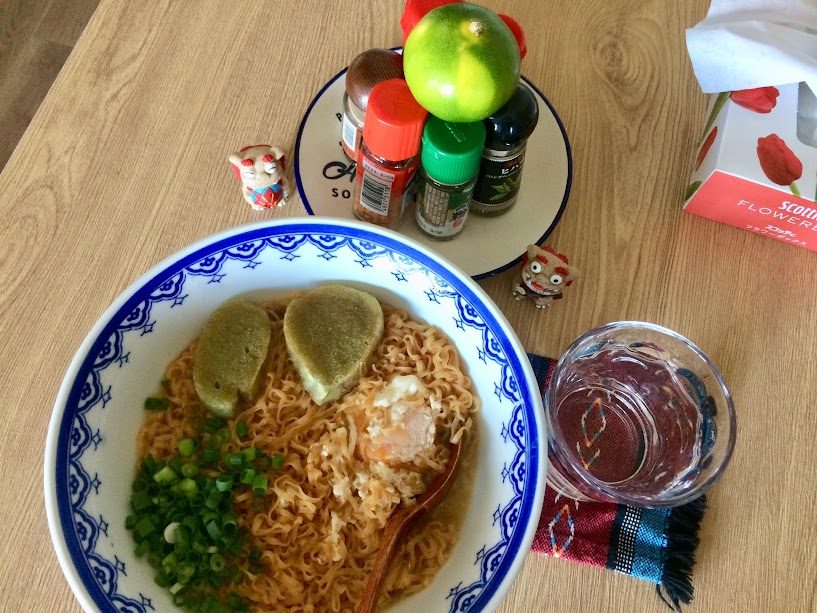 青い縁の皿に盛られたズバーン味噌味ラーメンと卓上スパイス