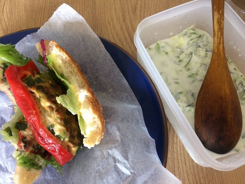 赤ピーマンの肉詰めハンバーガーと大葉入りヨーグルトソース