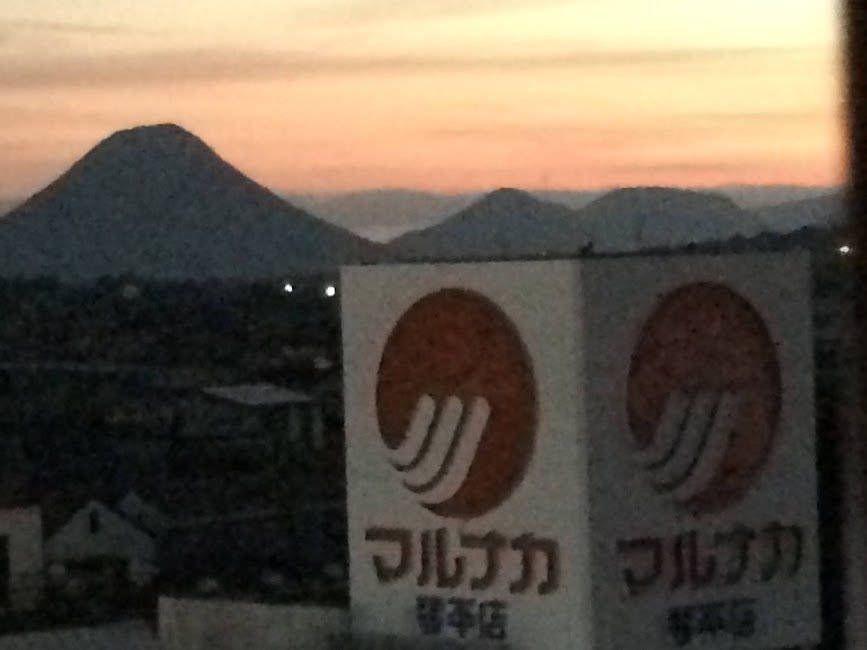 琴平の朝焼けに浮かぶさぬき富士とマルナカ看板