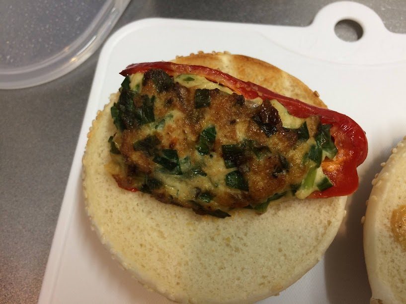 ニラ入り肉詰めパティと赤ピーマンを挟んだバンズ