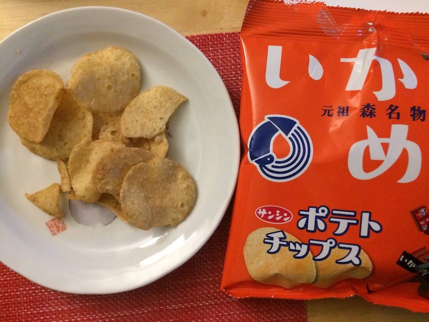 元祖森名物いかめポテトチップスとお皿に盛られたチップス