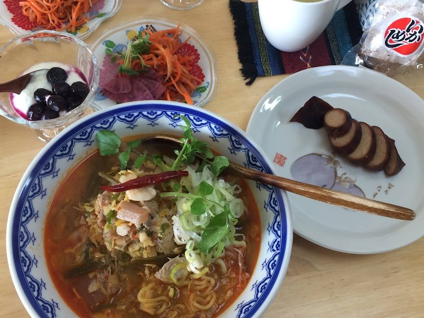 函館の食事セット・赤いスープの麺料理と小鉢