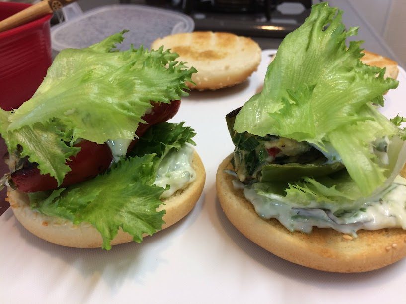 レタスとピーマンの肉詰めをのせた手作りハンバーガー