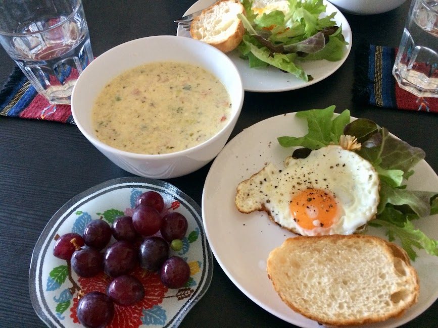 目玉焼きとグリーンサラダ・手作りポタージュの朝食プレート
