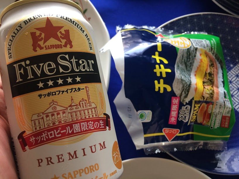 サッポロファイブスター缶とSPAMおにぎりを手に持つ様子