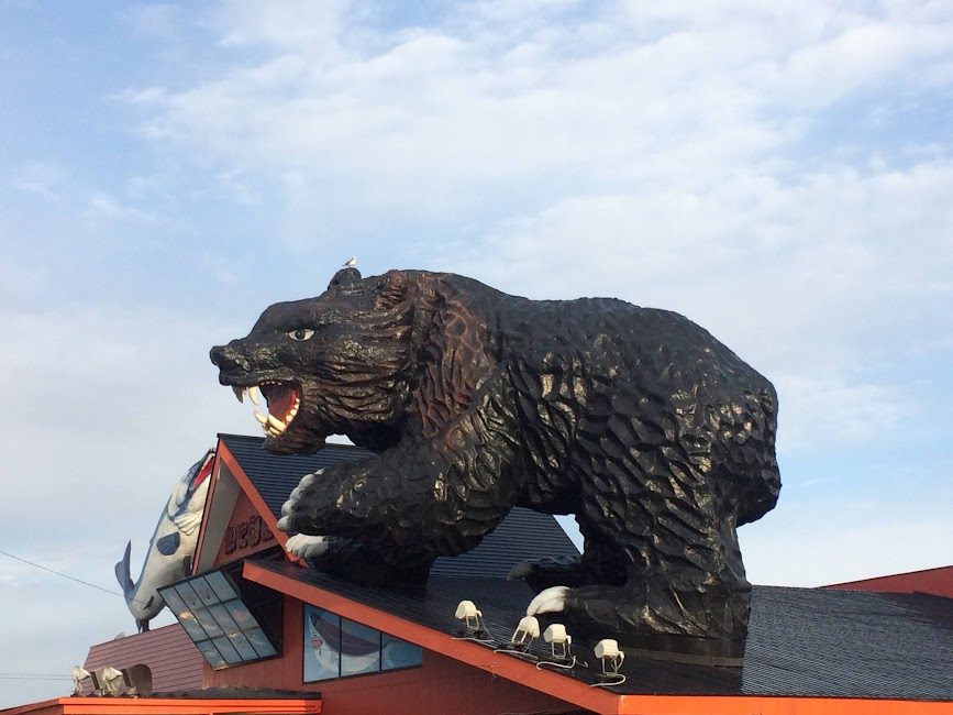 苫小牧の店舗屋根に鎮座する巨大なクマの像
