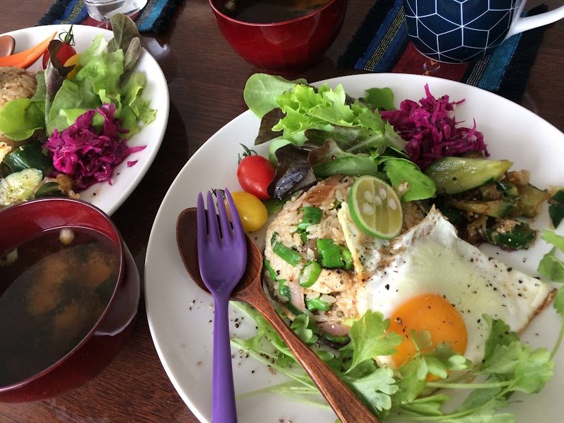 高松自炊のカオパット風炒飯に目玉焼きとすだちをトッピング