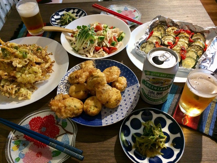 揚げ物やアルホイル焼き野菜が並ぶ自炊の晩酌テーブル
