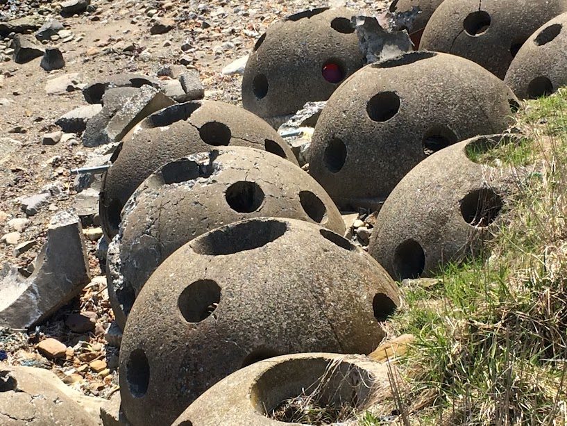 函館海岸に並ぶ穴あき球形テトラポット群