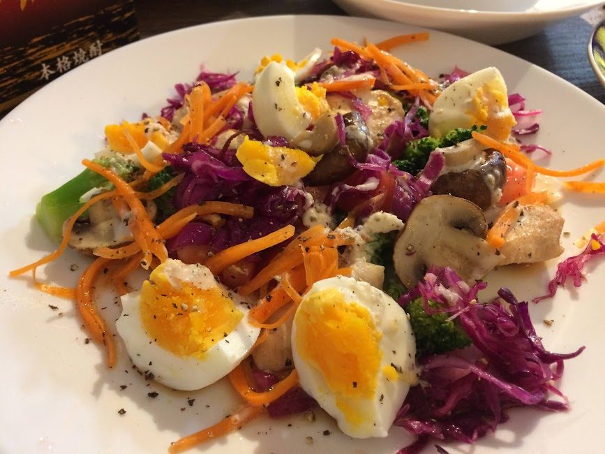 ゆで卵とマッシュルーム入りカラフル玉子サラダ