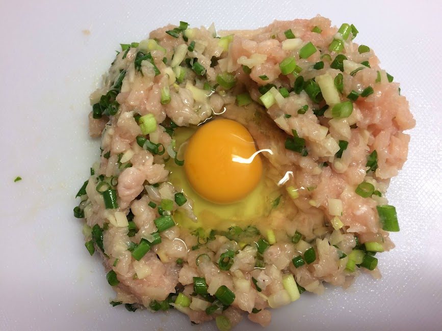 鶏ひき肉と刻みネギに卵を落とした鶏団子の種