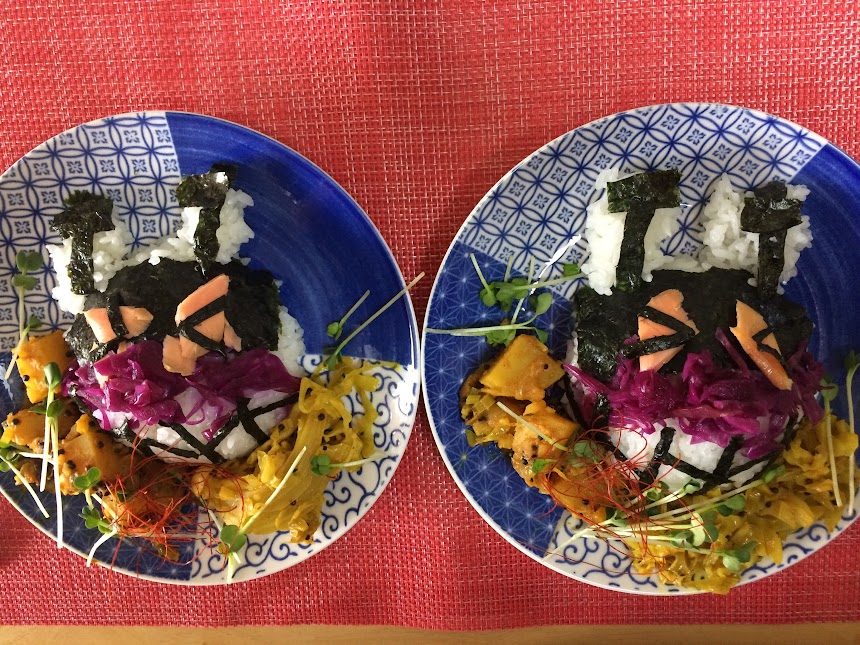 バイキンマン顔の自家製スープカレー2皿並び