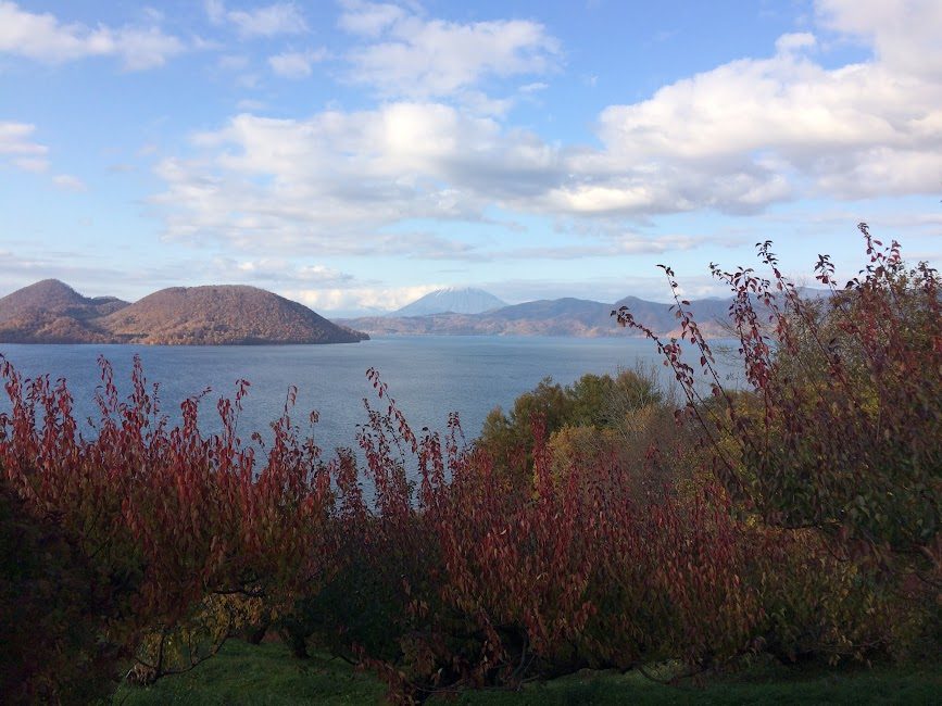 洞爺湖と羊蹄山を望む秋の紅葉風景