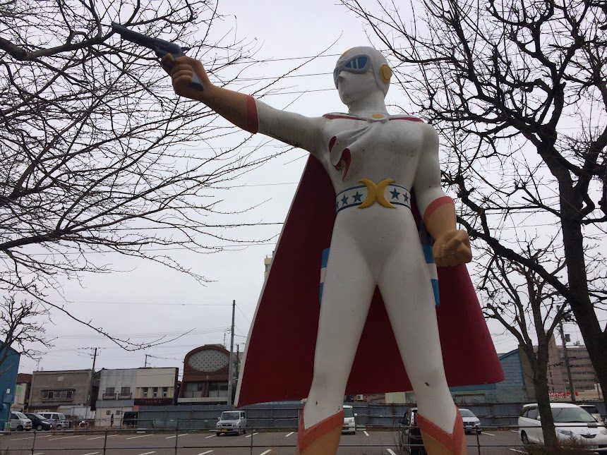 函館で見つけた月光仮面風ヒーロー像