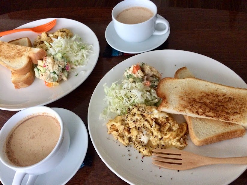 高松カフェの手作りチャイとスクランブルエッグのモーニング