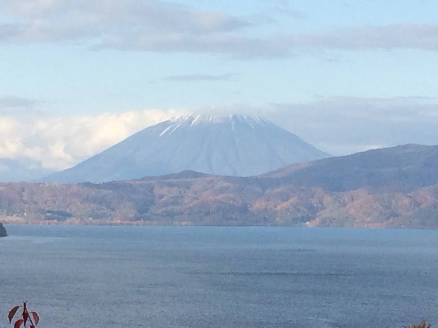 洞爺湖越しに望む冠雪した羊蹄山の秋景色