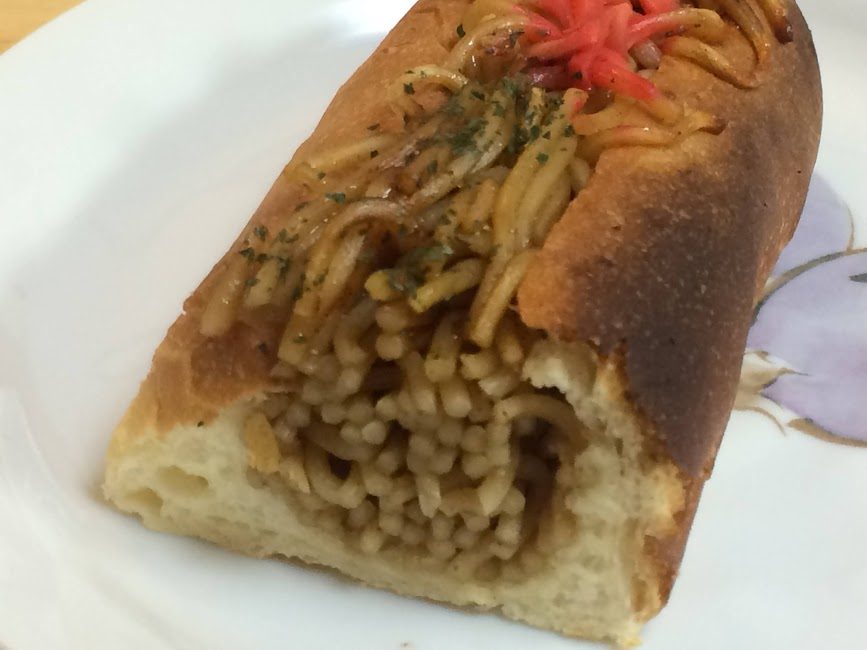 ハセガワストアのやきそばドッグ断面に焼そばがぎっしり