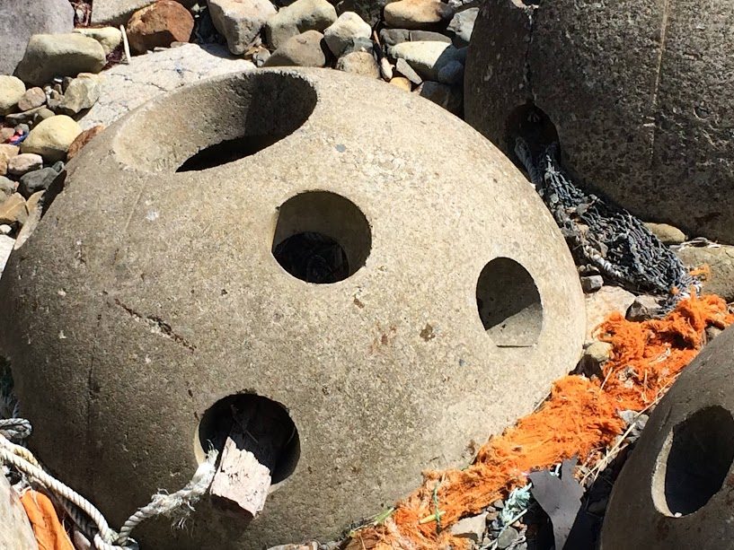 函館海岸に転がる穴あき球形テトラポット