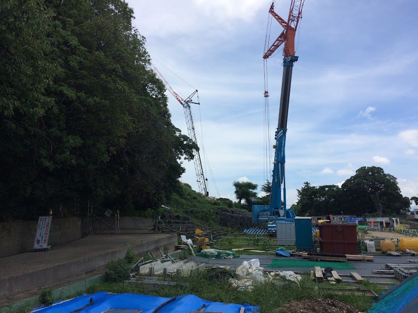 丸亀城石垣の修復工事現場とクレーン2基